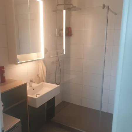 2x2x2 - Novy 2 Izbovy Apartman, 2-minuty Od Letiska, 2- Garaze Apartman *