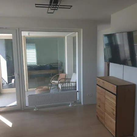 Appartamento 2x2x2 - Nový 2 Izbový Apartmán, 2-minúty Od Letiska, 2- Garáže *