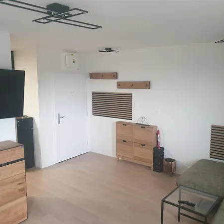2x2x2 - Novy 2 Izbovy Apartman, 2-minuty Od Letiska, 2- Garaze 아파트