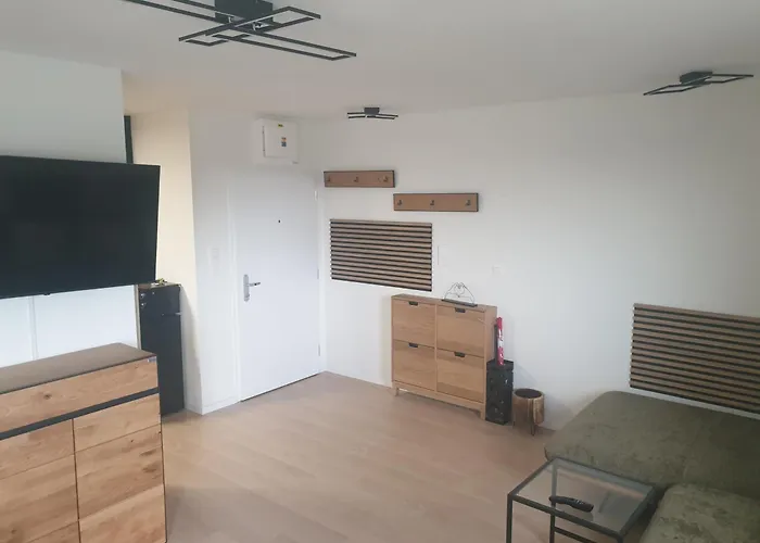 2x2x2 - Novy 2 Izbovy Apartman, 2-minuty Od Letiska, 2- Garaze Apartment