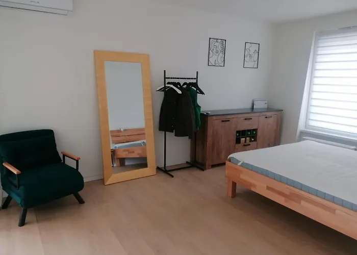 2x2x2 - Novy 2 Izbovy Apartman, 2-minuty Od Letiska, 2- Garaze