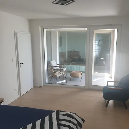 2x2x2 - Novy 2 Izbovy Apartman, 2-minuty Od Letiska, 2- Garaze