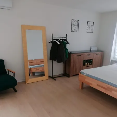 2x2x2 - Novy 2 Izbovy Apartman, 2-minuty Od Letiska, 2- Garaze